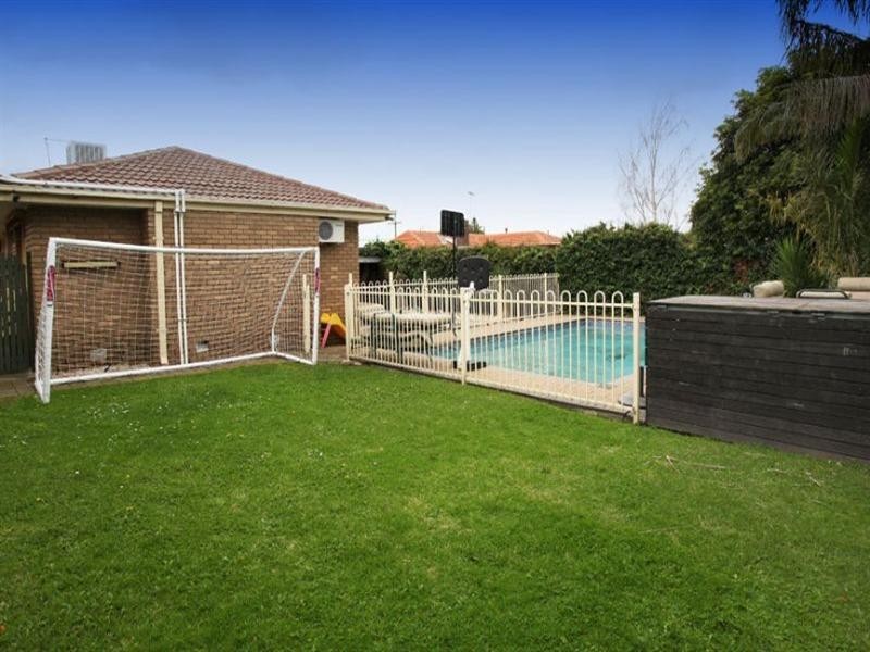 54 Golden Grove, Glen Waverley VIC 3150