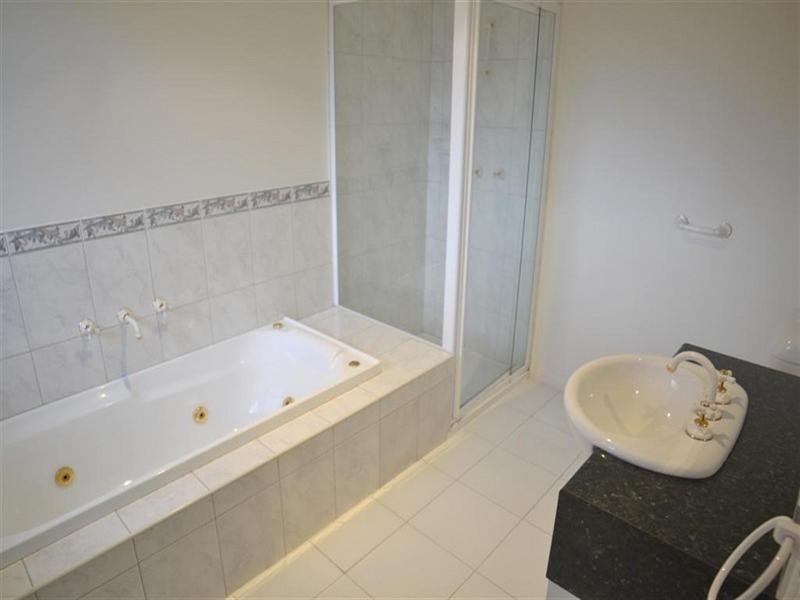 1/25 Golden Grove, Glen Waverley VIC 3150