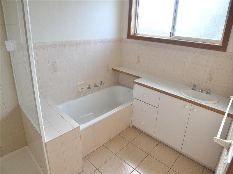 2/6 Rheanva Street, Berwick VIC 3806