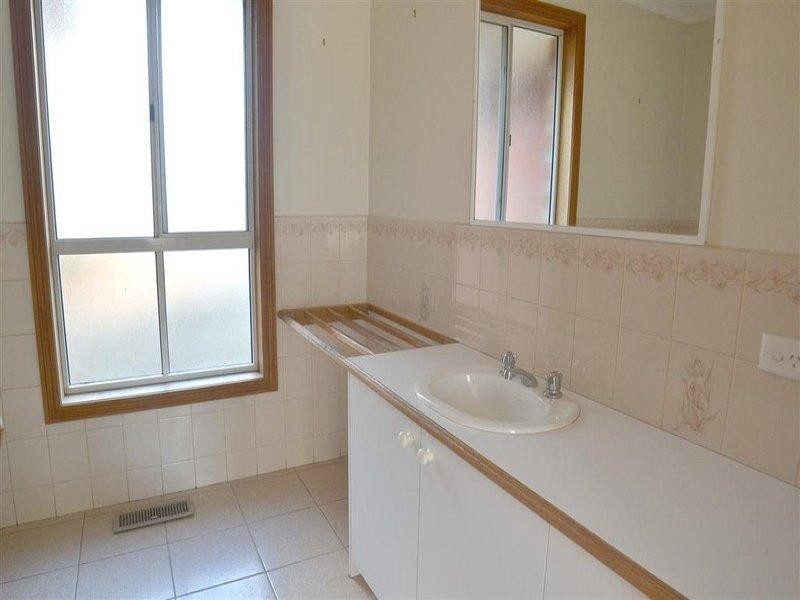 2/6 Rheanva Street, Berwick VIC 3806