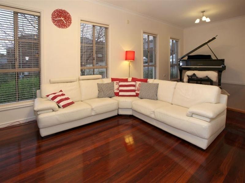 10 Robinson Drive, Burwood East VIC 3151
