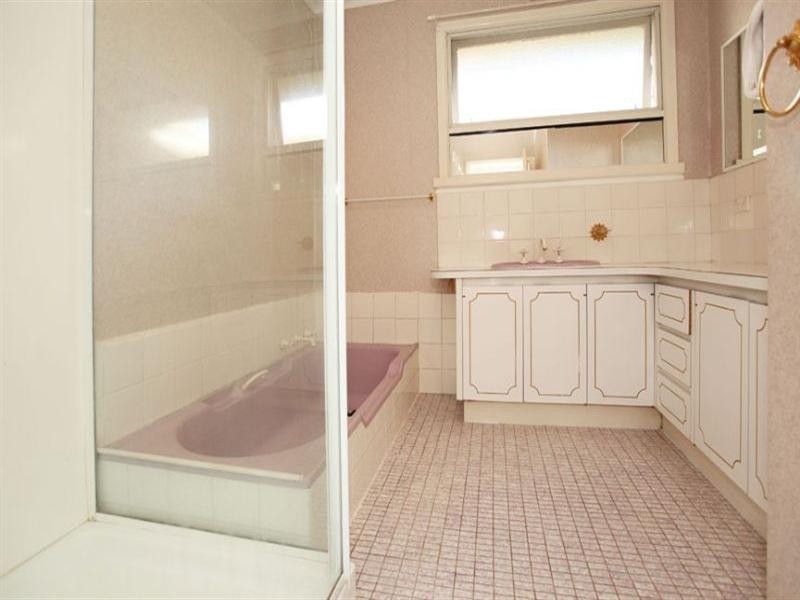 24 Le Gallienne Crescent, Mulgrave VIC 3170