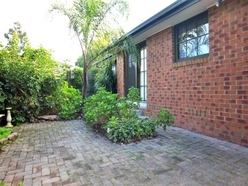 1/2 Tourmaline Crescent, Wheelers Hill VIC 3150