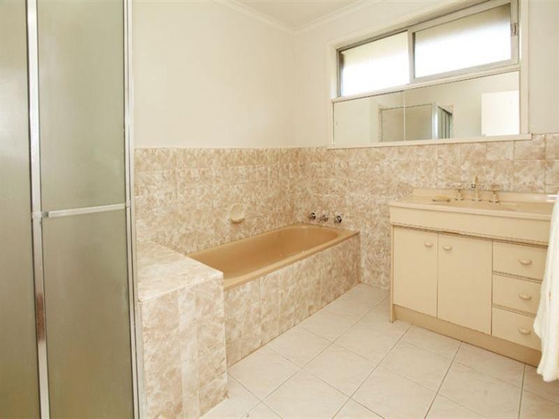 2 Rangoon Court, Mulgrave VIC 3170