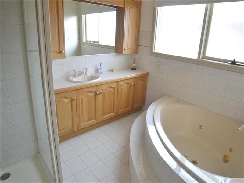 30 Freemantle Drive, Wantirna South VIC 3152