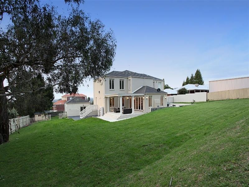 8 Harry Nance Close, Lysterfield VIC 3156
