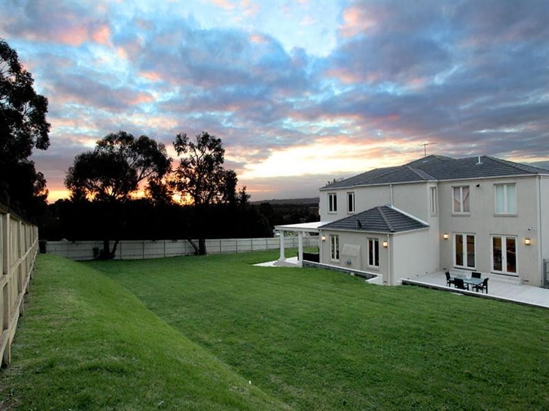8 Harry Nance Close, Lysterfield VIC 3156