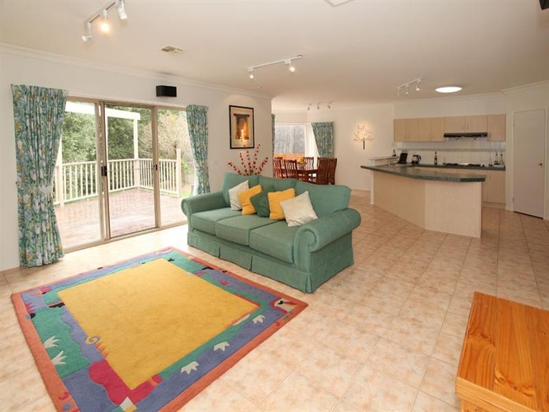 8 Crows Lane, Glen Waverley VIC 3150