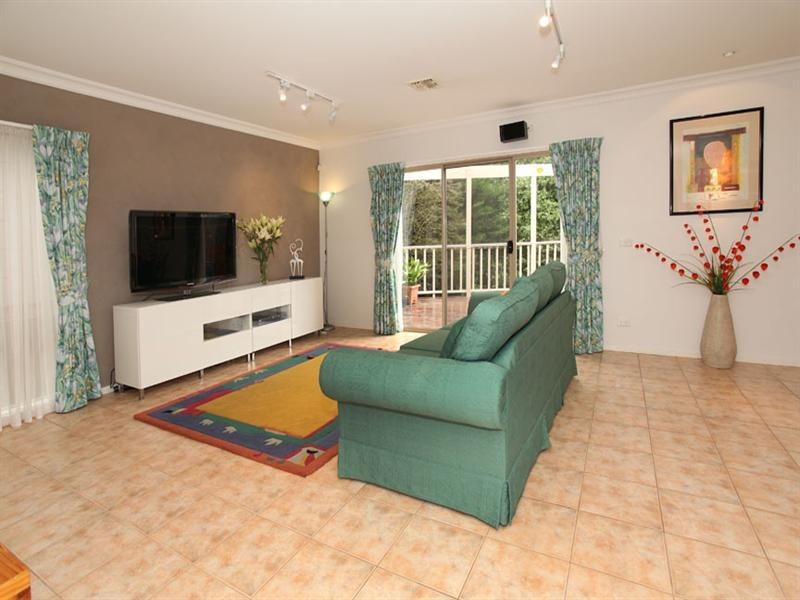 8 Crows Lane, Glen Waverley VIC 3150