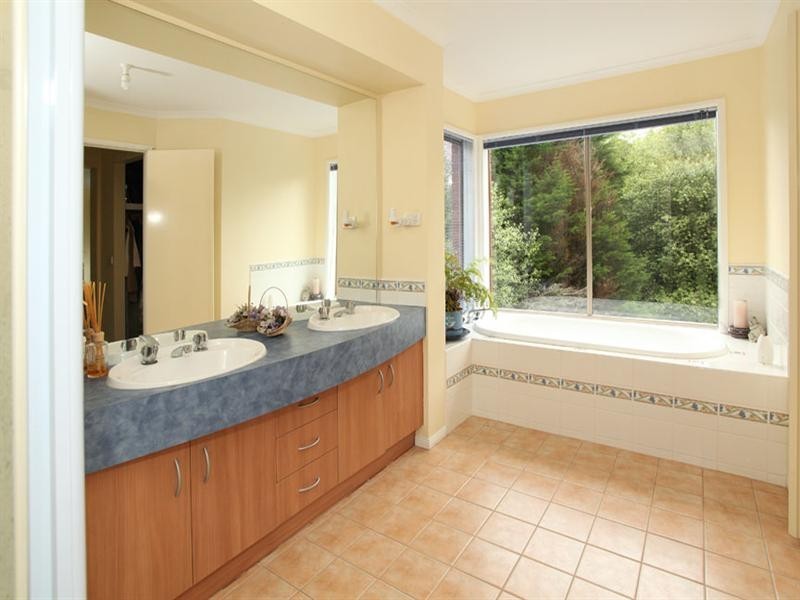 8 Crows Lane, Glen Waverley VIC 3150