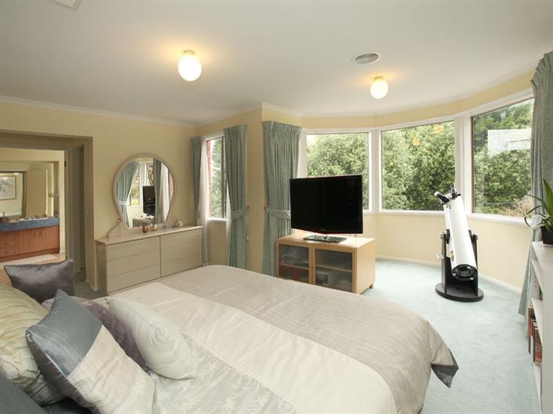 8 Crows Lane, Glen Waverley VIC 3150