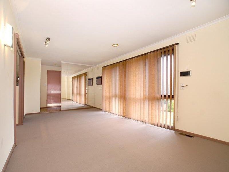 8 Eaton Place, Wheelers Hill VIC 3150