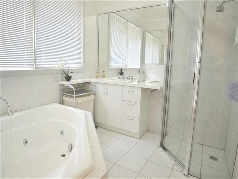 12 Earlwood Drive, Wheelers Hill VIC 3150