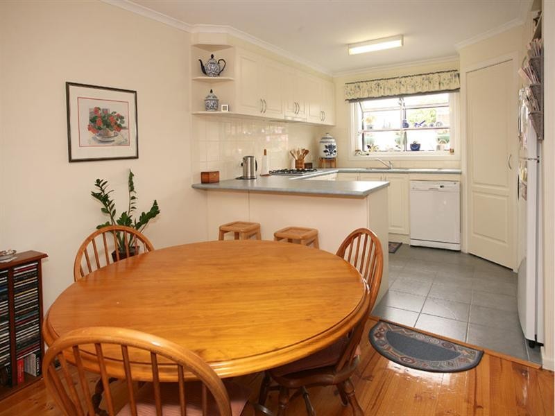 2/1 Brush Grove, Glen Waverley VIC 3150