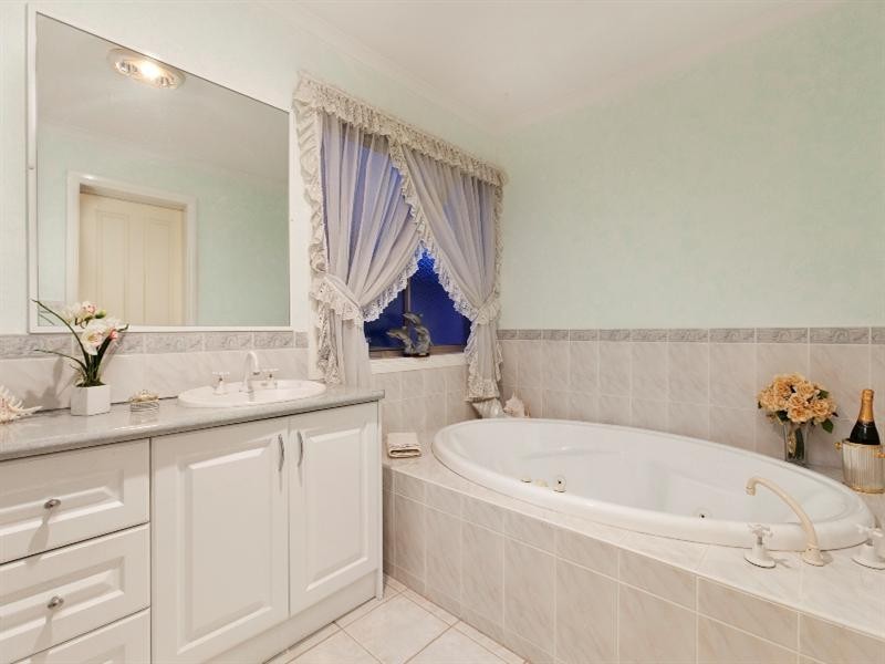 17 Armstrong Way, Dandenong North VIC 3175