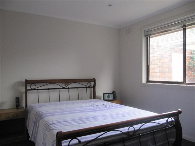 2/587 High Street Road, Mount Waverley VIC 3149