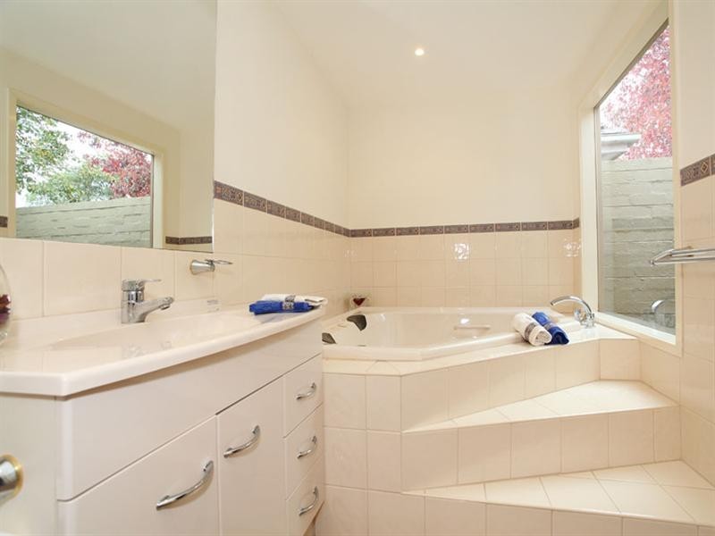25 Watsons Road, Glen Waverley VIC 3150