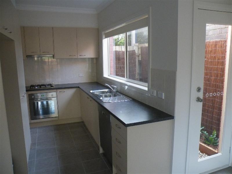 2/16 Mountain Crescent, Mulgrave VIC 3170