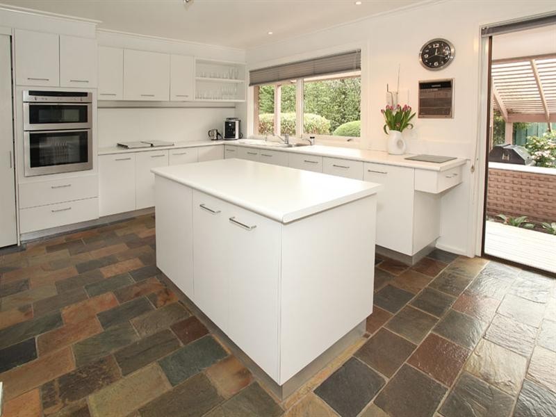 8 Hertford Crescent, Wheelers Hill VIC 3150