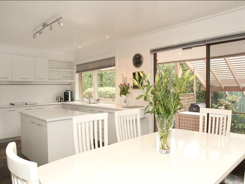 8 Hertford Crescent, Wheelers Hill VIC 3150