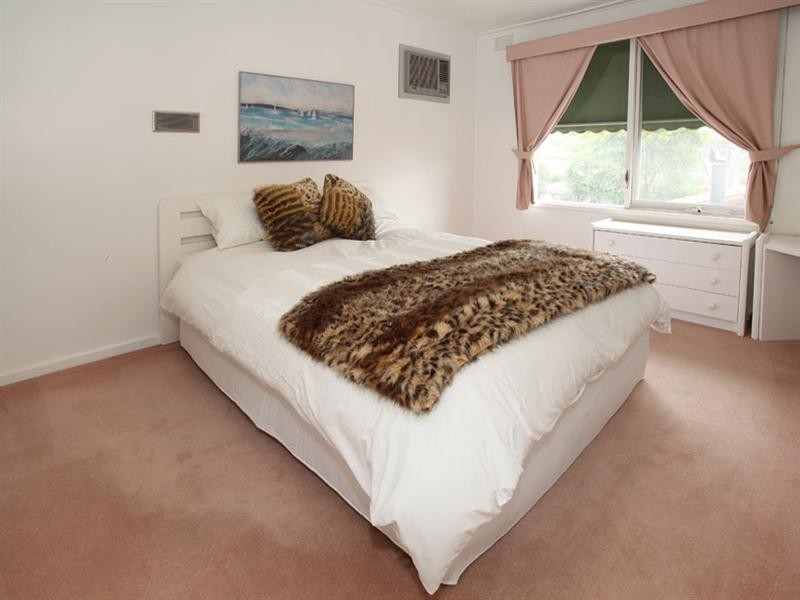 8 Hertford Crescent, Wheelers Hill VIC 3150