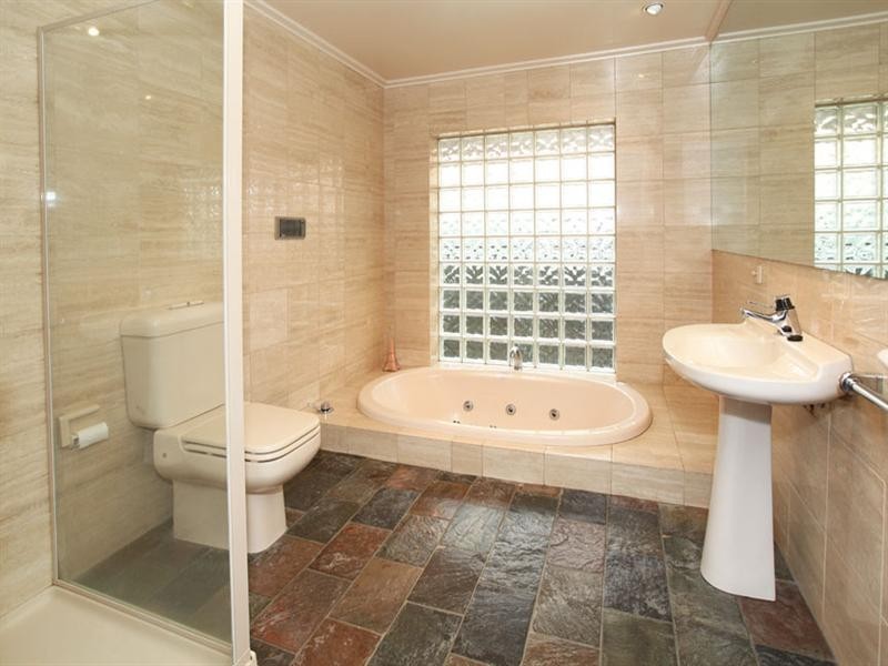 8 Hertford Crescent, Wheelers Hill VIC 3150
