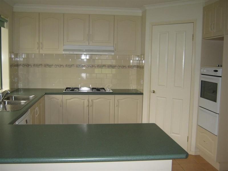 6 Danehill Grove, Berwick VIC 3806