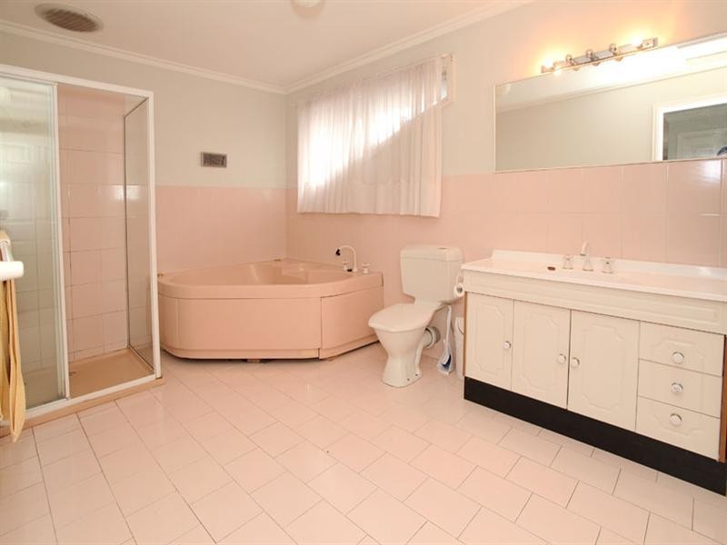 6 Outlook Court, Chadstone VIC 3148