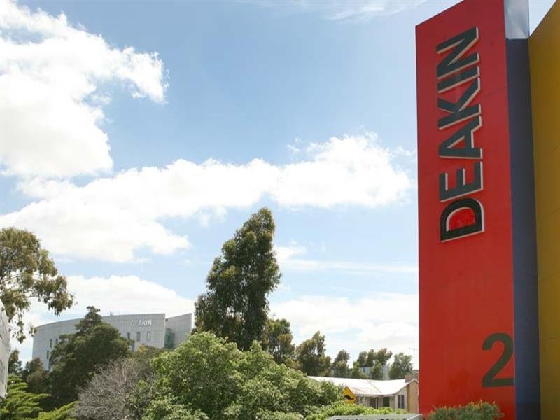 8 Chandler Grove, Burwood VIC 3125