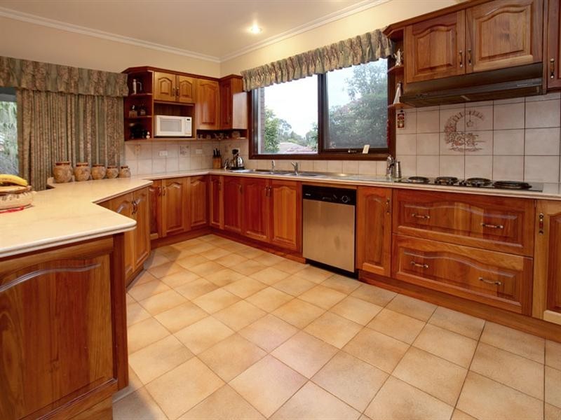 8 Threadbow Crescent, Wheelers Hill VIC 3150