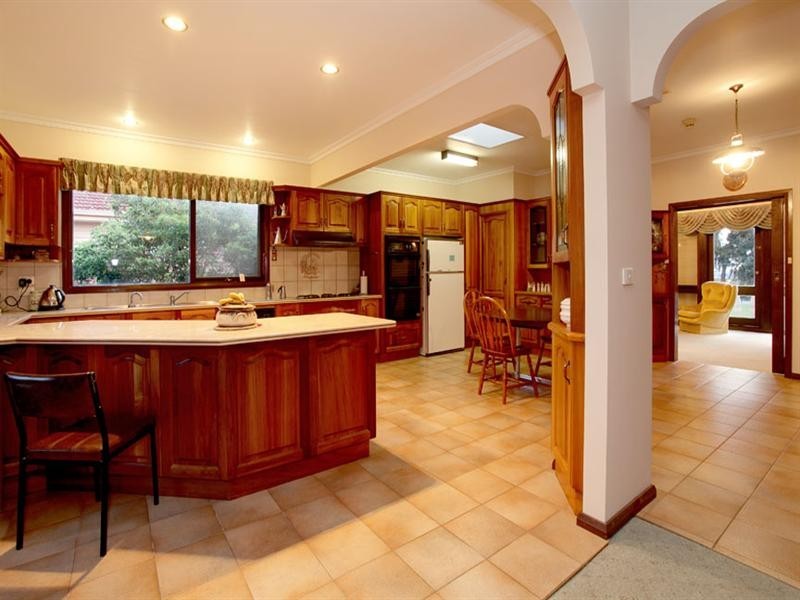 8 Threadbow Crescent, Wheelers Hill VIC 3150