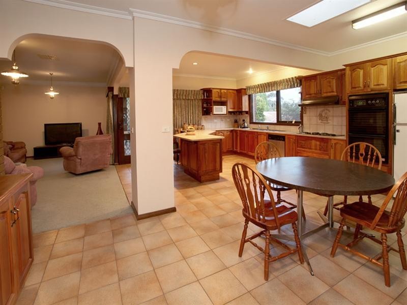 8 Threadbow Crescent, Wheelers Hill VIC 3150