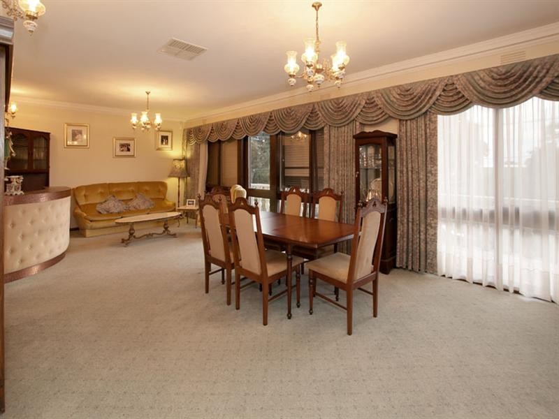 8 Threadbow Crescent, Wheelers Hill VIC 3150