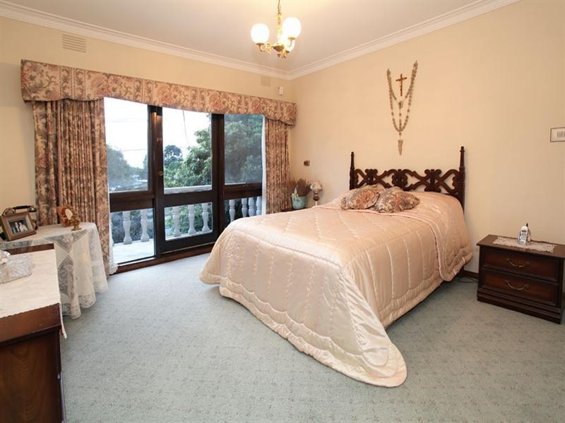 8 Threadbow Crescent, Wheelers Hill VIC 3150