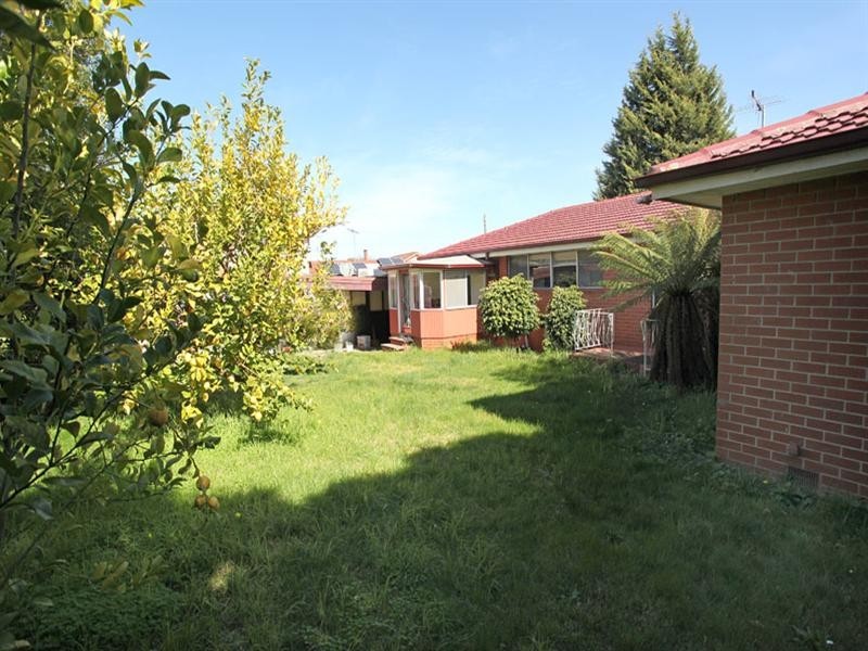 4 Elmwood Crescent, Glen Waverley VIC 3150