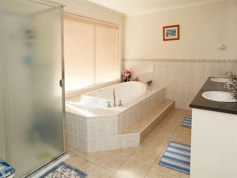 31 Huntingtower Crescent, Mount Waverley VIC 3149