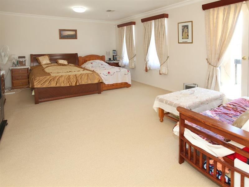 31 Huntingtower Crescent, Mount Waverley VIC 3149