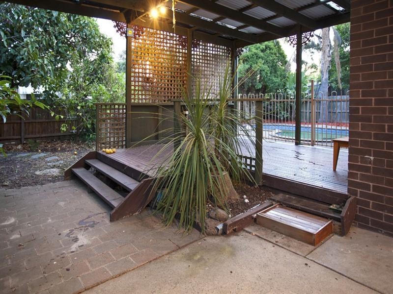 2 Brentwood Drive, Glen Waverley VIC 3150