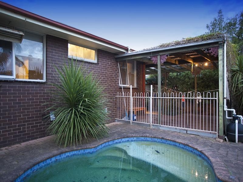 2 Brentwood Drive, Glen Waverley VIC 3150