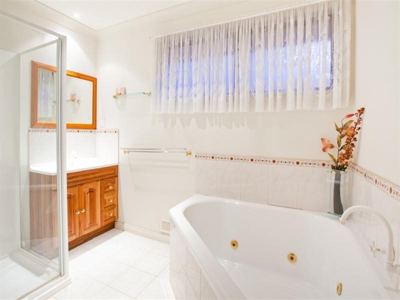 28 Seaview Crescent, Mulgrave VIC 3170