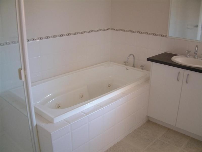 1 Larkspur Circuit, Glen Waverley VIC 3150