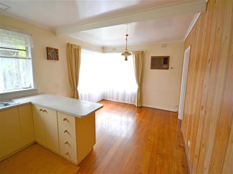 27 Middleborough Road, Burwood VIC 3125