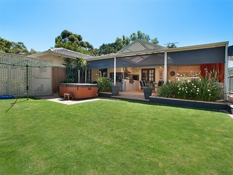 2 Carinya Crescent, Rostrevor SA 5073