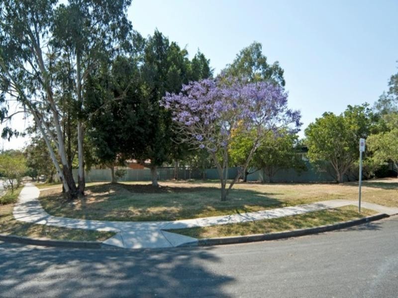 6 Price Street, Riverview QLD 4303