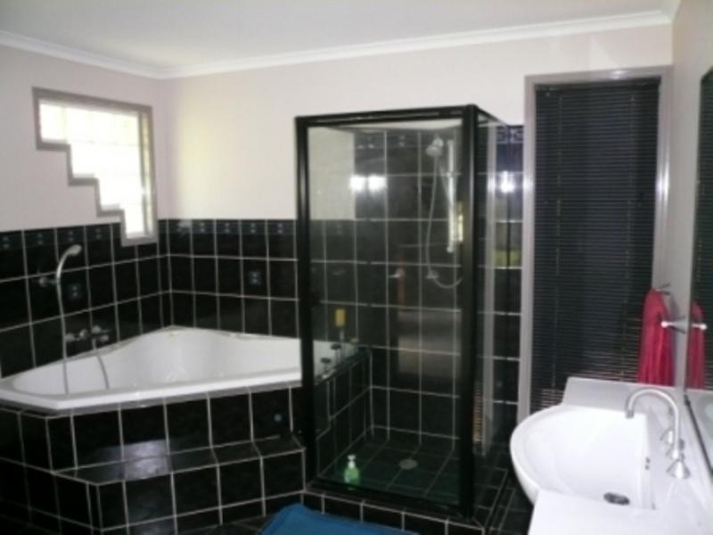 9 McCormack Court, Collingwood Park QLD 4301