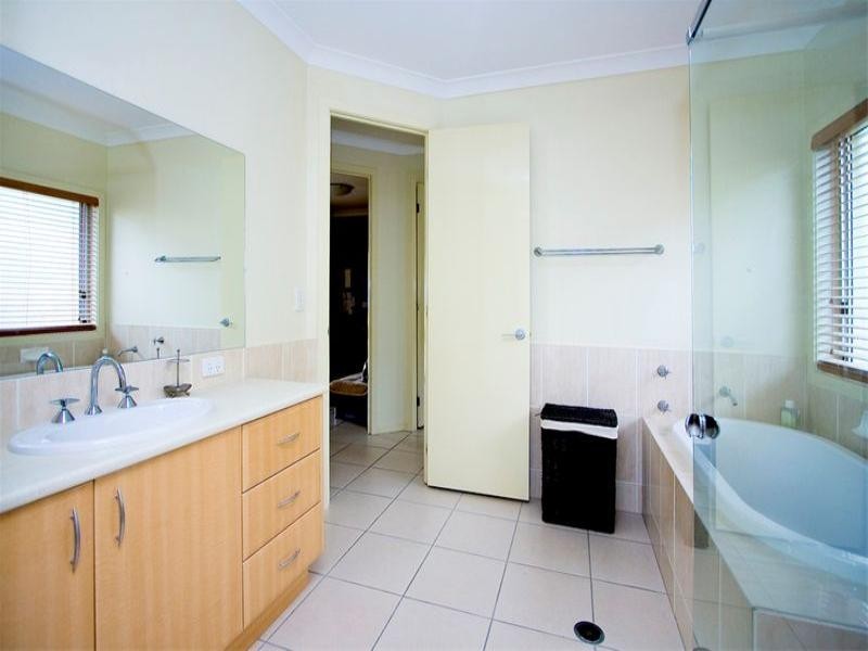 17 Oakview Circuit, Brookwater QLD 4300