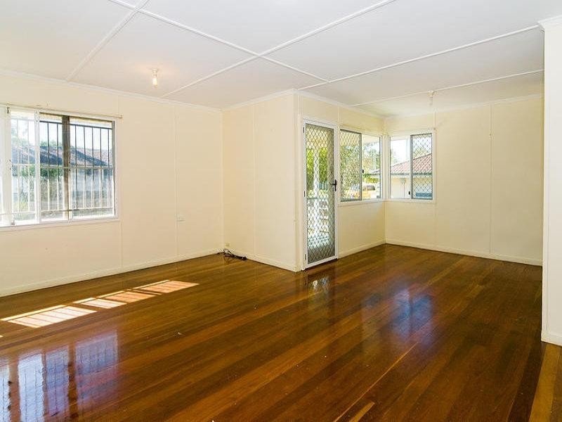 8 Hayden Street, Riverview QLD 4303