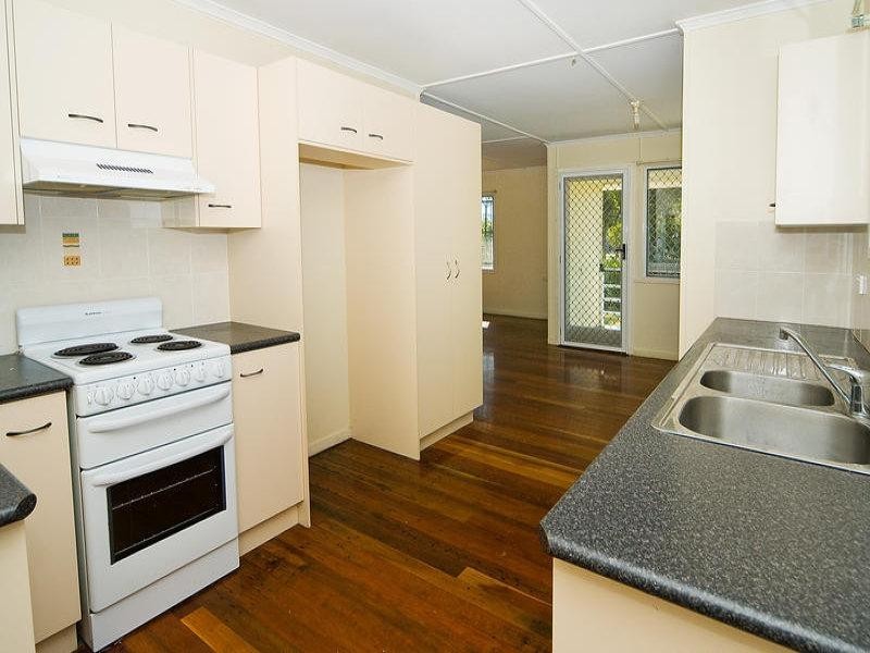 8 Hayden Street, Riverview QLD 4303