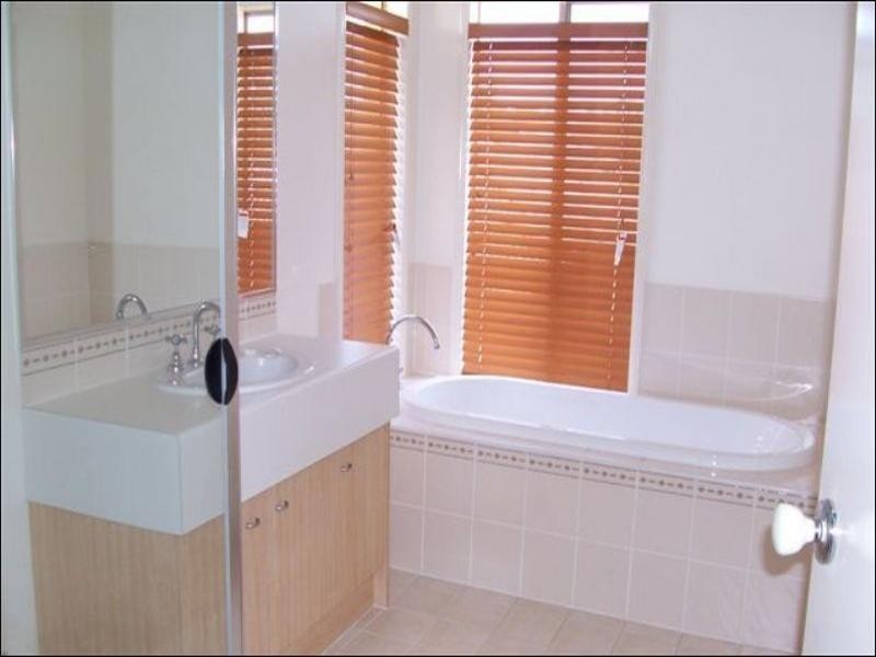 8 Diana Street, Springfield Lakes QLD 4300