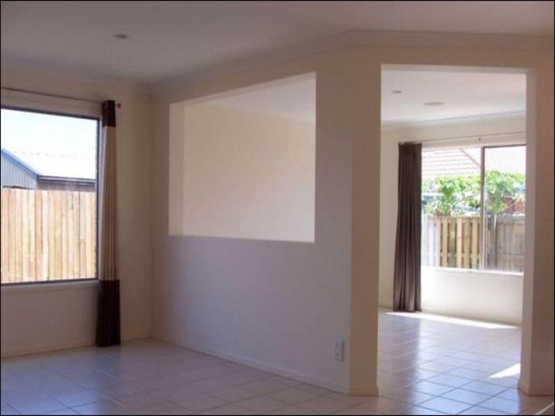 8 Diana Street, Springfield Lakes QLD 4300